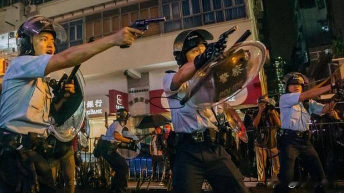 香港抓了870人，年龄最小的13岁这是要翻天了吗？就在昨天，香港警方放出