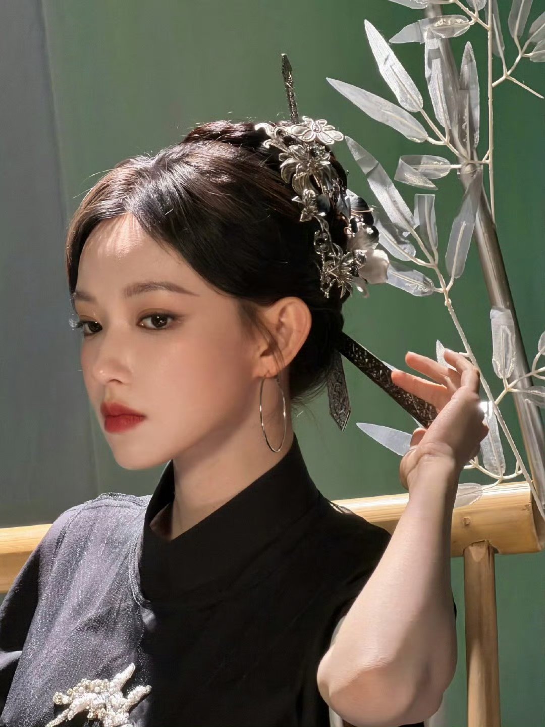 程潇三条簪造型好飒程潇姐姐真的是又美又飒！三条簪的造型是现代与古风的碰撞