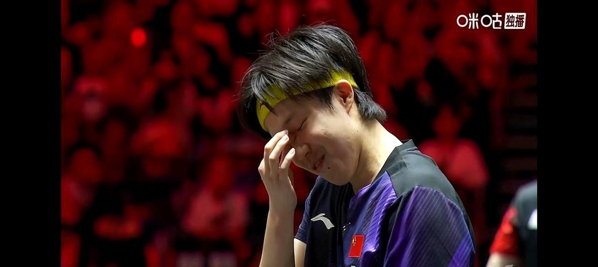 王楚钦又“丑陋”地赢了，但这次赢得让人心惊肉跳。面对曾爆冷击败过自己的林德，他差