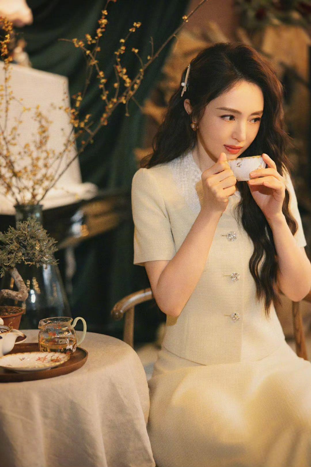 董璇的午后时光，一杯茶，一本书，享受宁静的惬意。