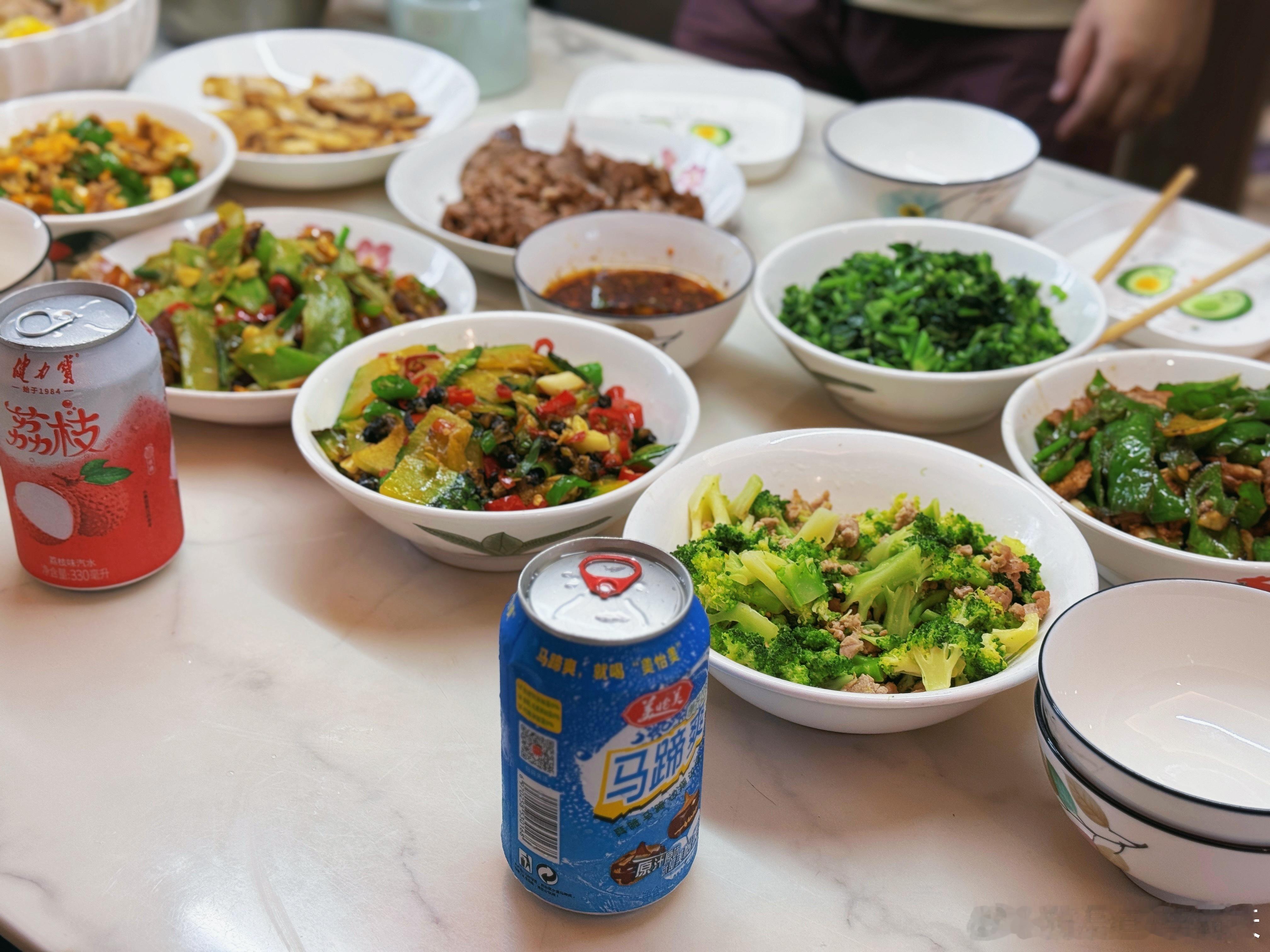 今天来朋友家蹭饭，可以说是近期吃到最丰盛的一顿了～朋友做的玉米排骨汤、莴笋炒腊肉