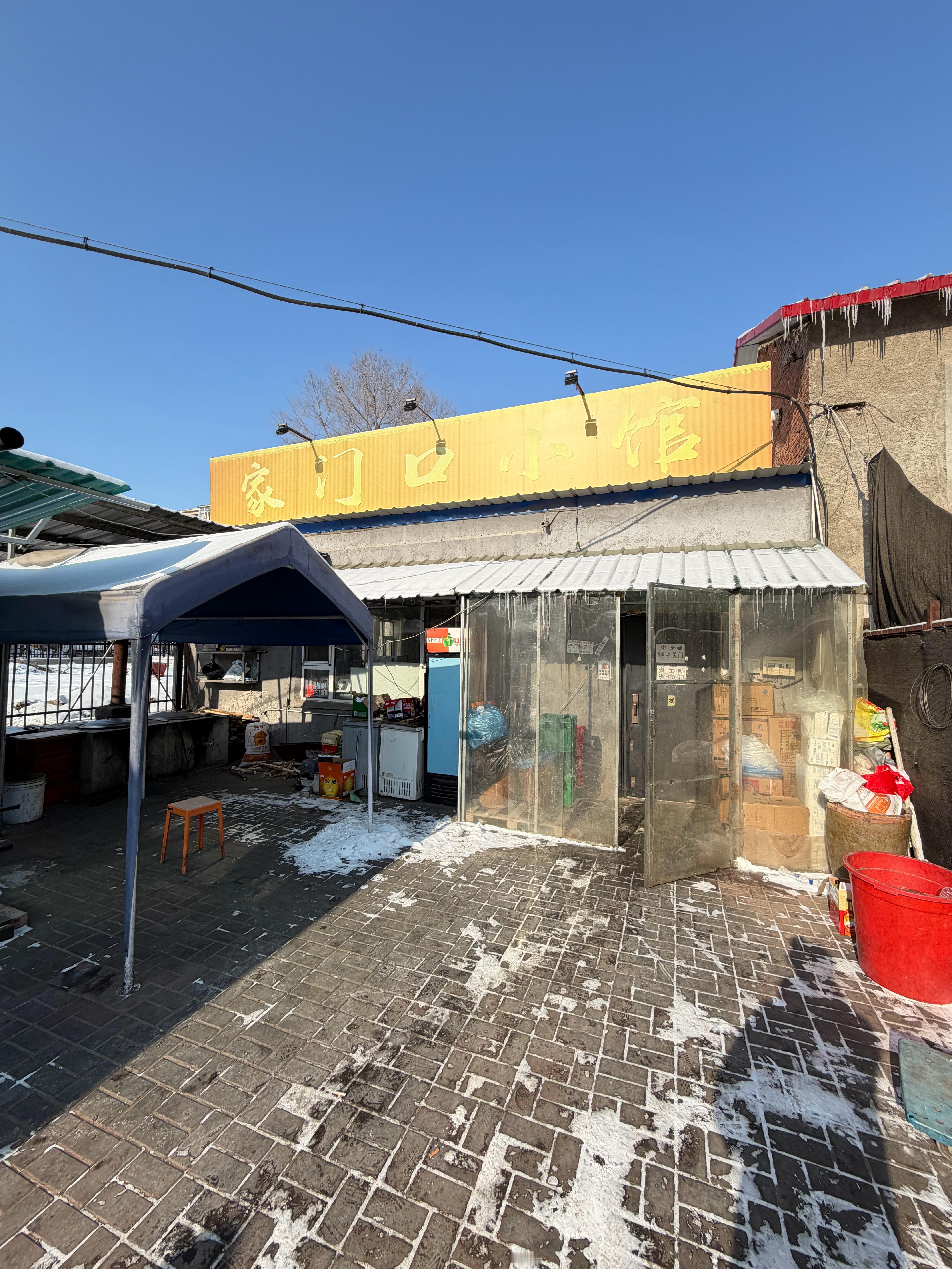 看这不起眼的小店，进门之后别有洞天啊，咸菜、主菜、包子道道都美味。但是这菜价也直