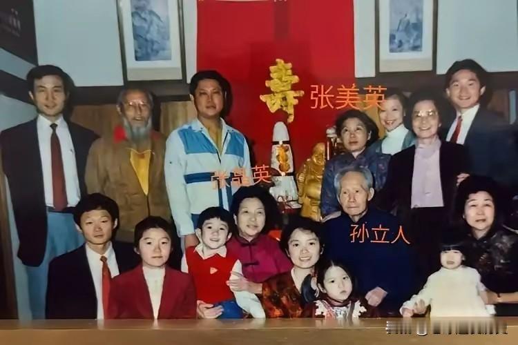 这张照片呈现的是晚年孙立人的家庭合影。前排端坐着面容清癯的孙立人，身后站着两位