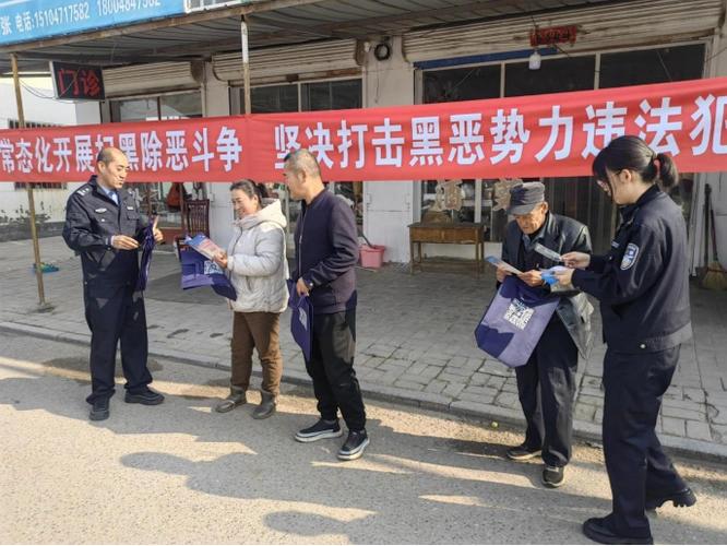 终于知道为啥今年扫黑除恶再度升级了？街面上那些纹龙画凤、拎着钢管招摇过市的混混