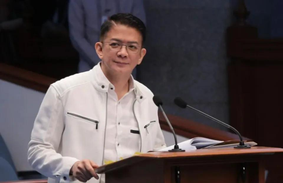 菲律宾政坛这场大戏，刚开锣就演了一出“自己人拆台”。七月六日，马尼拉参议院大
