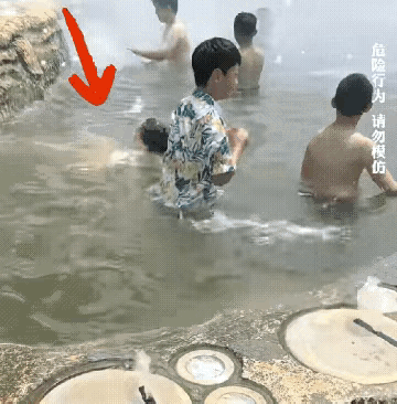 游泳池里一小女孩意外溺水不停挣扎，旁边小男孩看到伸手把女孩拉了起来，他可能都没意