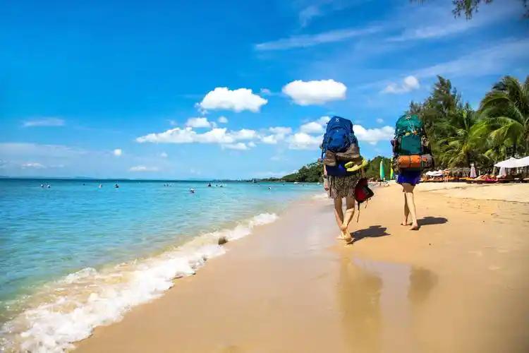 网上吐槽旅游花钱又受罪的声音还挺多，仔细想想也不无道理。旅游时，早起赶景点，晚