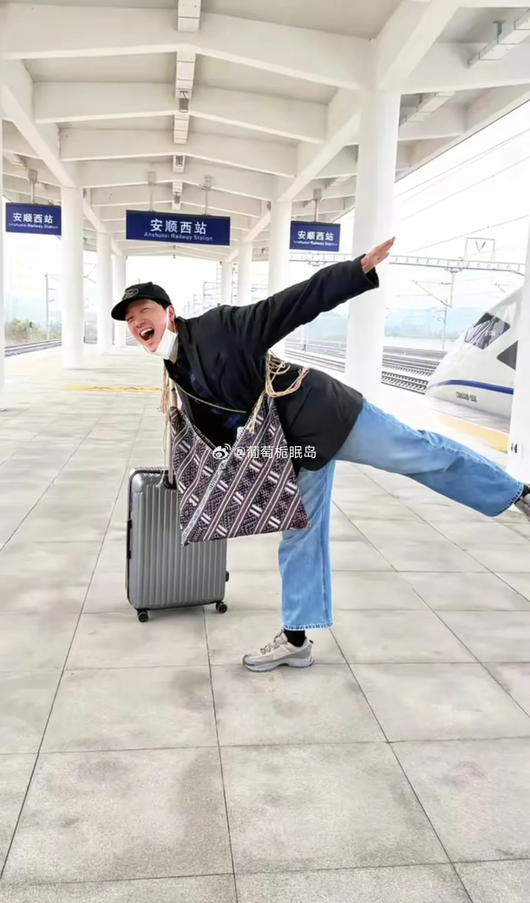 刘翔分享旅行的快乐自由快乐地生活，是所有人向往的，但不是谁都能轻松快乐。跨越一个