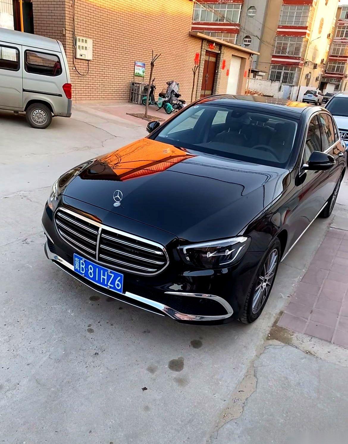 “哥，你喝酒随意啊！”一声轻飘飘的话，却像把刀子，直接插进我爸胸口。他端着酒杯