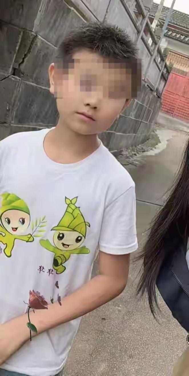 花甲之年白活了？云南省腾冲市北海镇富裕村附近存放着一家公司的建筑围挡，61岁