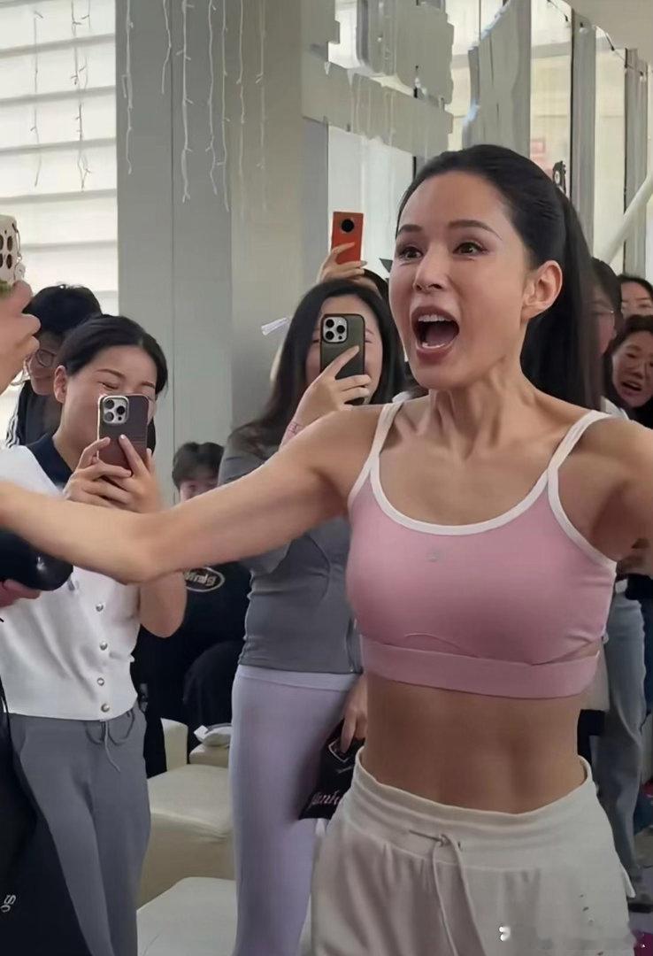 李若彤亮相活动状态绝佳，完全看不出已是花甲之年，冻龄气质太惊艳。