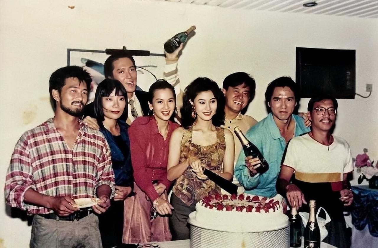 李嘉欣早期的美照，演员们在剧组为李嘉欣庆生的画面。1990年，李嘉欣20岁生