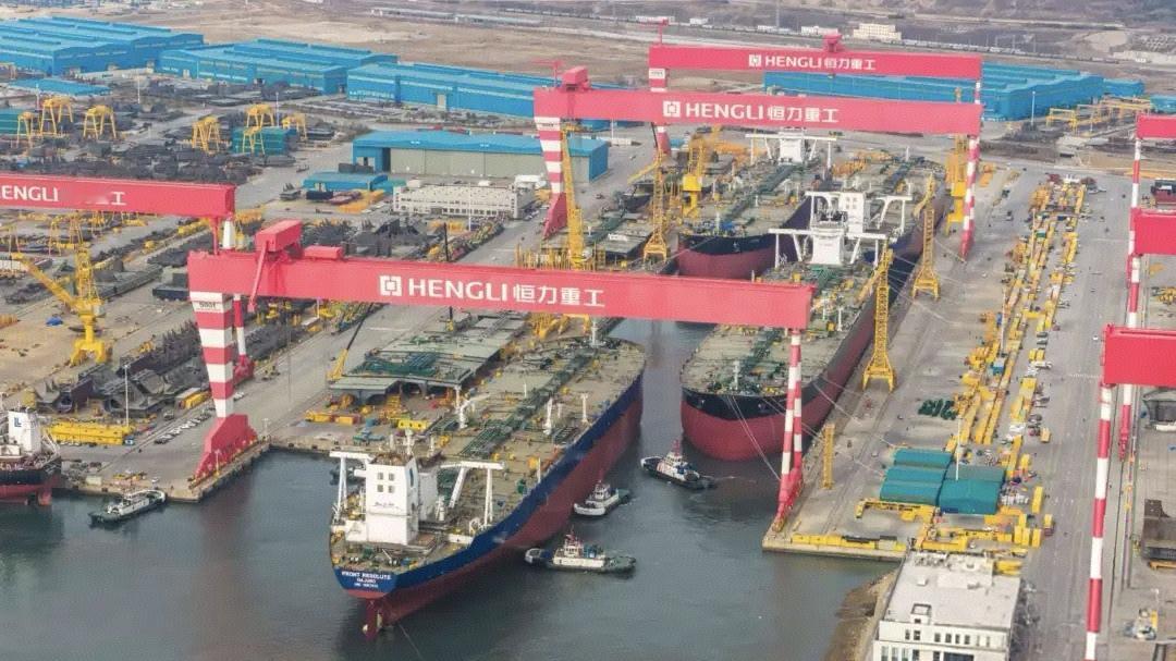 太厉害了!!!——恒力重工四舰同坞出海当恒力重工1号船坞的闸门缓缓开启，4