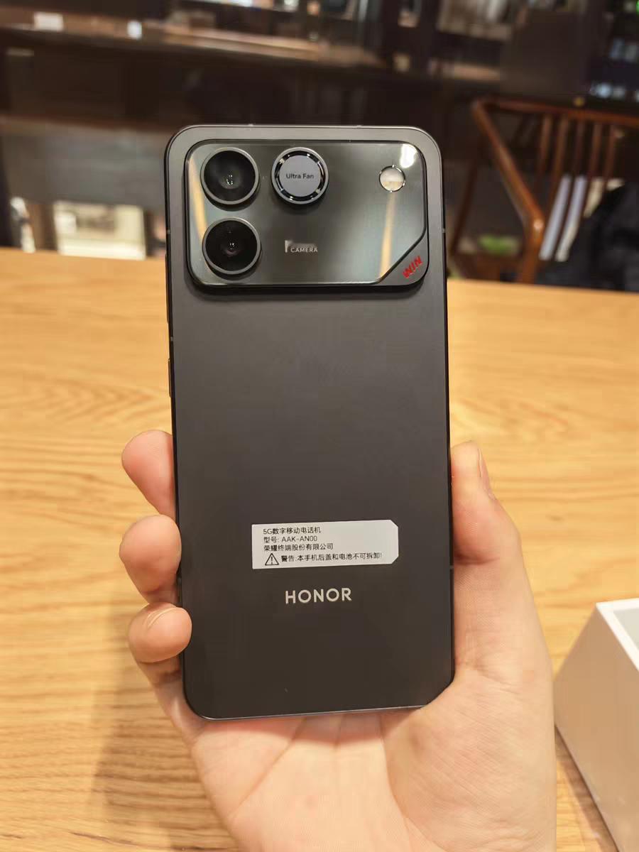 荣耀WIN系列发布就卖疯了，10000mAh电池+风扇散热太顶了，有朋友买了3部