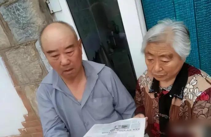 辽宁夫妻借款7万送女儿去德国留学，21年未见，临死才知女儿已成为德国教授，他们哀