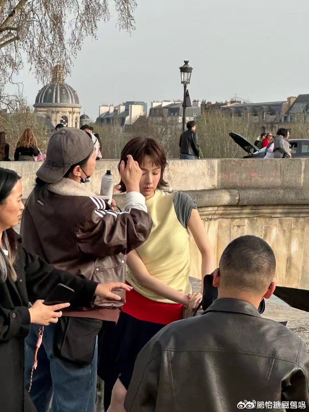 巴黎偶遇陈都灵巴黎偶遇陈都灵，短发造型让她多了几分利落气场，颜值依旧在线，这种