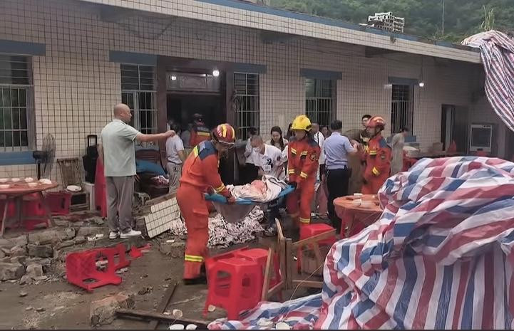 #升学宴墙体倒塌主家当场晕过去#【连线墙体倒塌的长宁升学宴主办方家属：当时宾客落