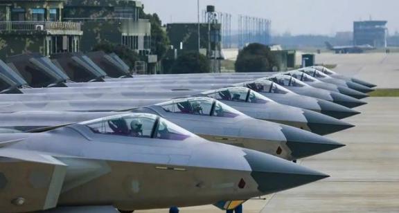 美媒终于说出实话，美国惧怕的不是歼20战力，真正让美军绝望的是，中国造歼20像流