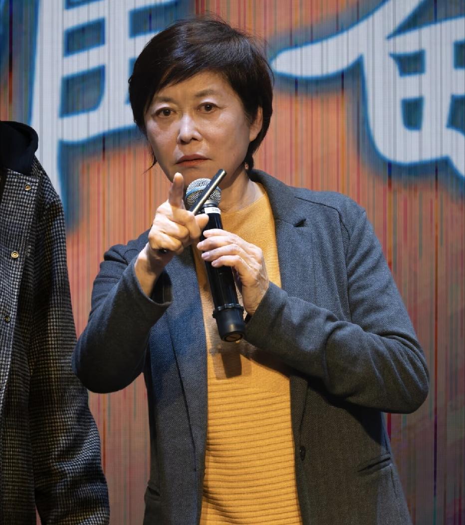 我给奶奶看了敬一丹的照片，奶奶沉默了很久，突然说了一句话：“这个女人是不是和丈夫