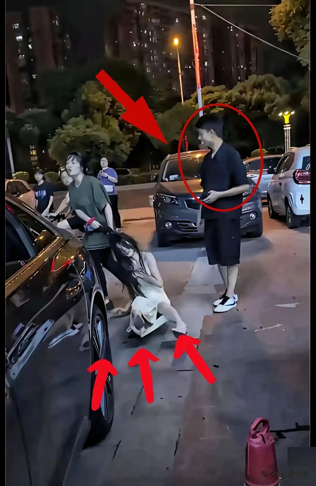 原配震耳欲聋的嘶吼，小三扯烂的裙子和头发，那个男人就站在几步开外，全程一声不吭