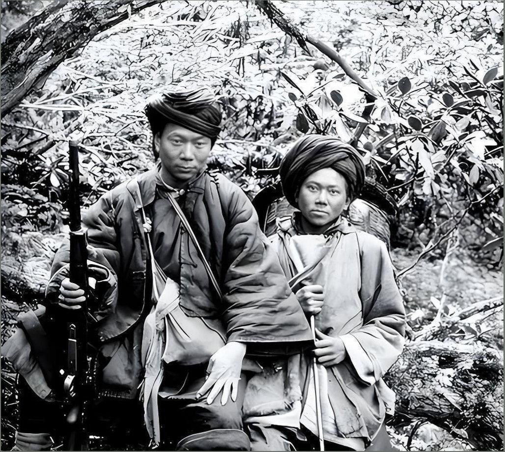 1950年四川，一纸调令让2800名起义国军连夜反水，用铡刀虐杀16名军代表，十