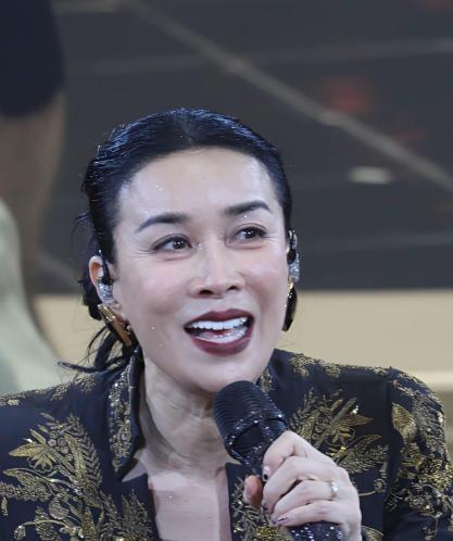 58岁那英牙齿镶钻开个唱，背肌抢镜，皱纹真实，半个娱乐圈都来撑场。其实8月