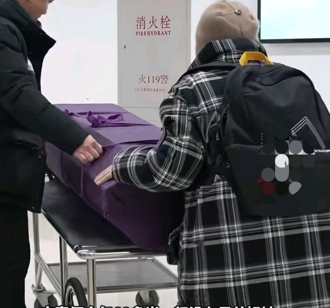 儿子没了，丈夫也没了，剩下她一个人，该有多难熬啊！这个阿姨跟丈夫是青梅竹马，五