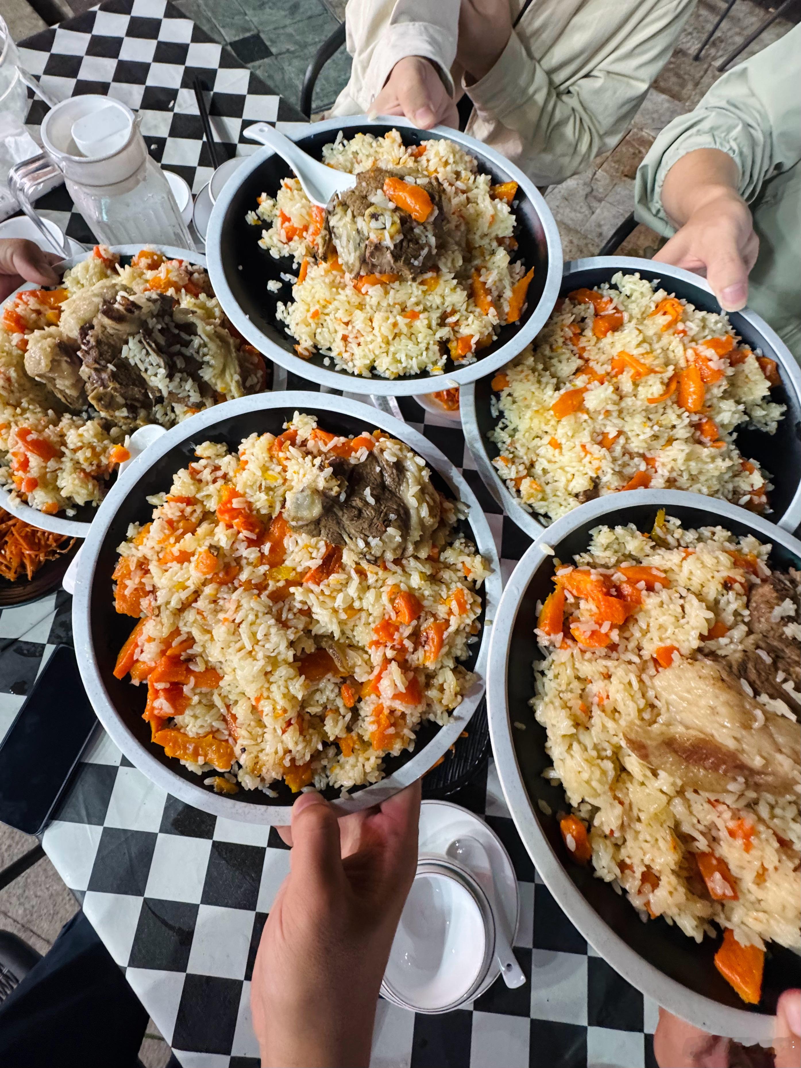 干完活够饭管够是我们的基础准则！今天这个手抓饭除了米不太行以外，羊肉软烂程度和味