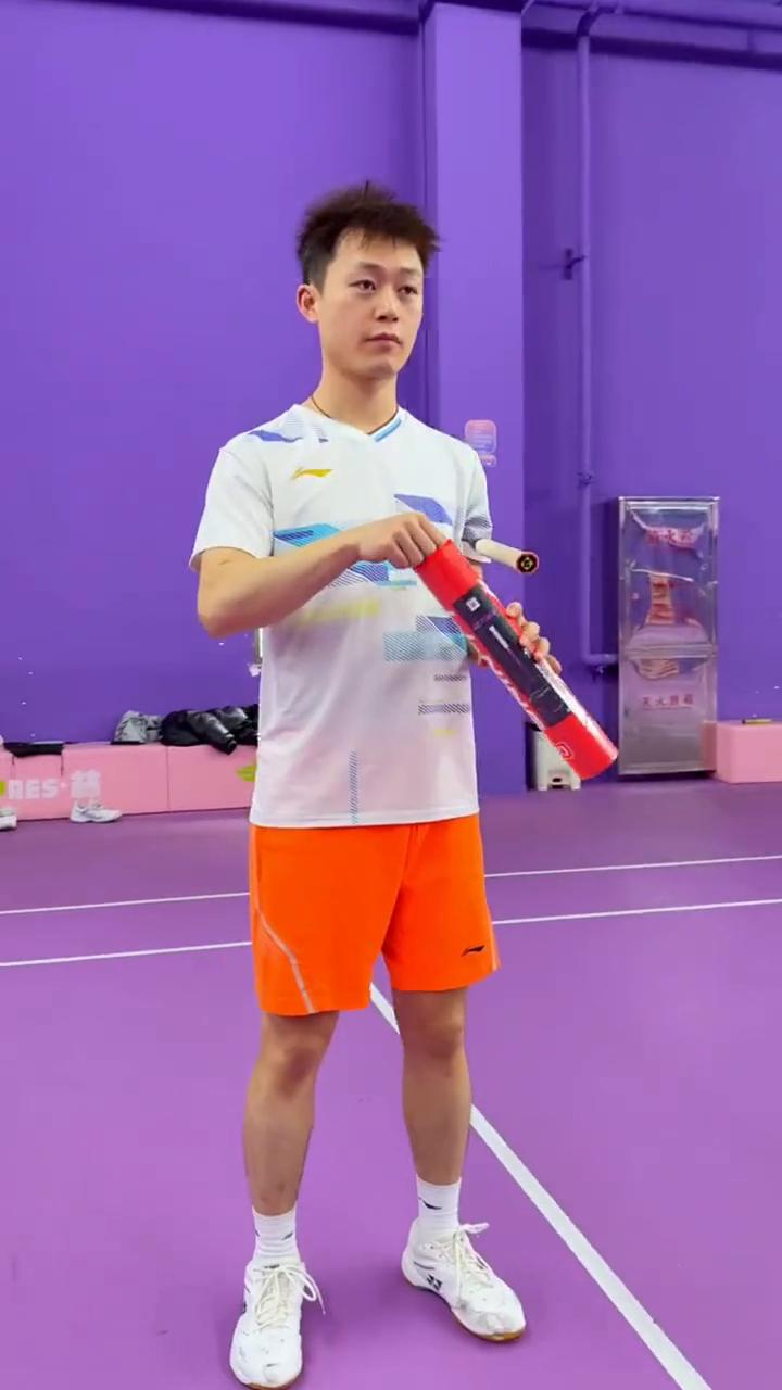 让羽球人疼痛的那些事。·球拍断线。·双打撞拍。·杀球断腕。·起跳崴脚。