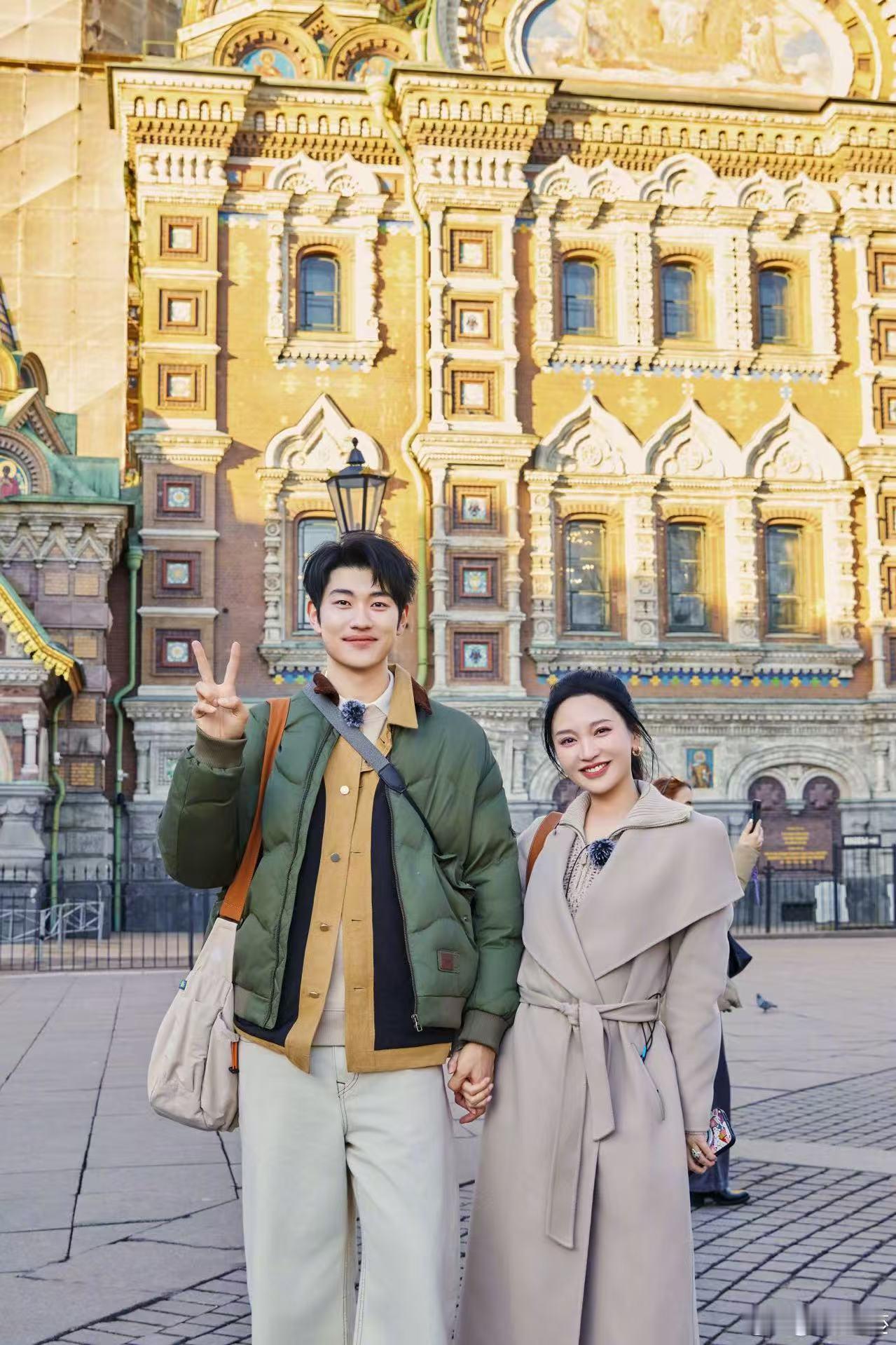 金莎媒体发布会孕相妻子的浪漫旅行两人合体亮相妻子的浪漫旅行线下活动，孙丞潇全程贴