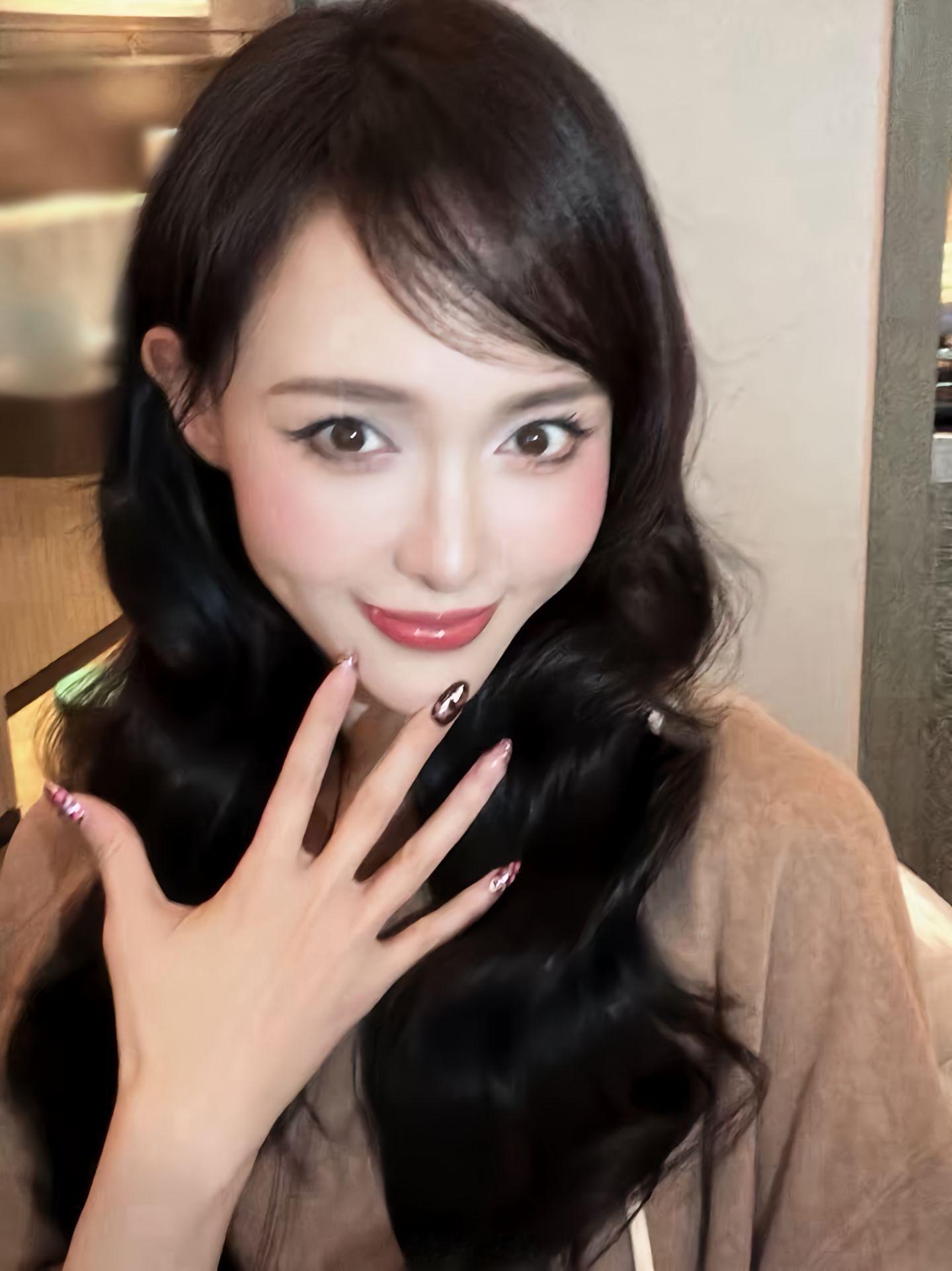 唐嫣最新自拍，这就是十几年如一日的冻龄美貌。​​​