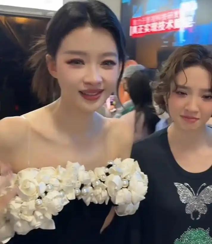 孙怡台上哭得稀里哗啦，没想到回到后台，陪她的是唐艺昕。2015年，孙怡与张若昀