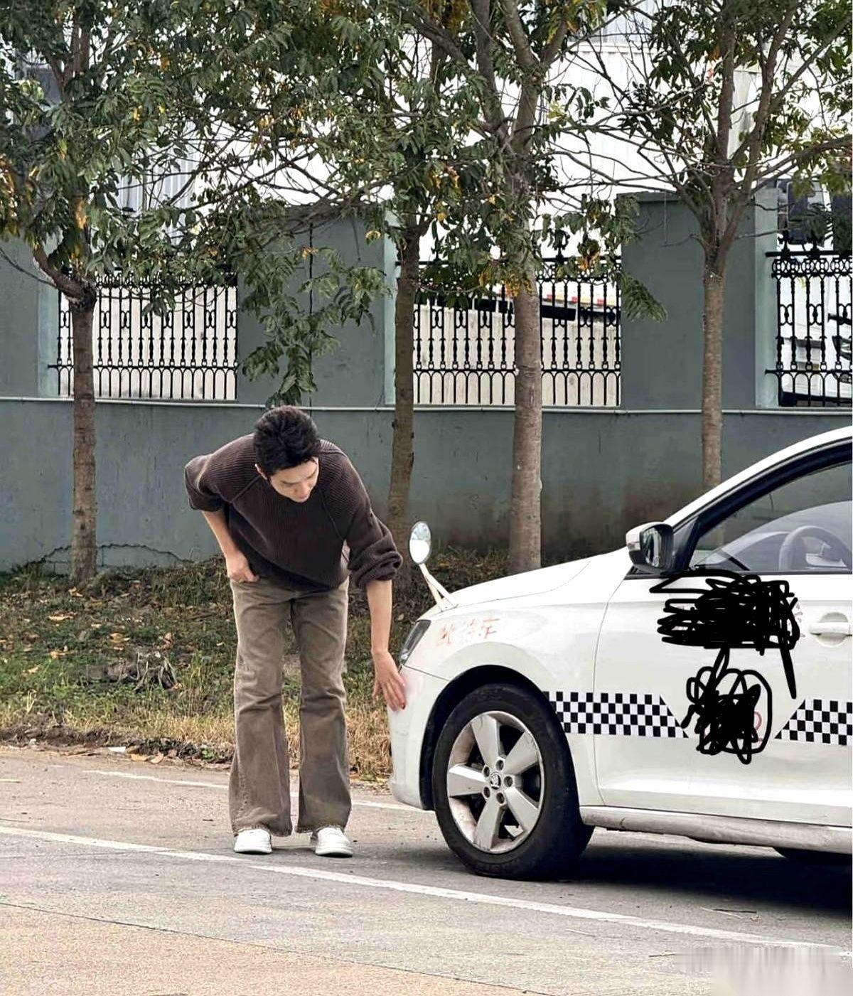 笑死我了真的。化着全妆、做了发型，精神抖擞地去考科三。结果车都没启动，人就下