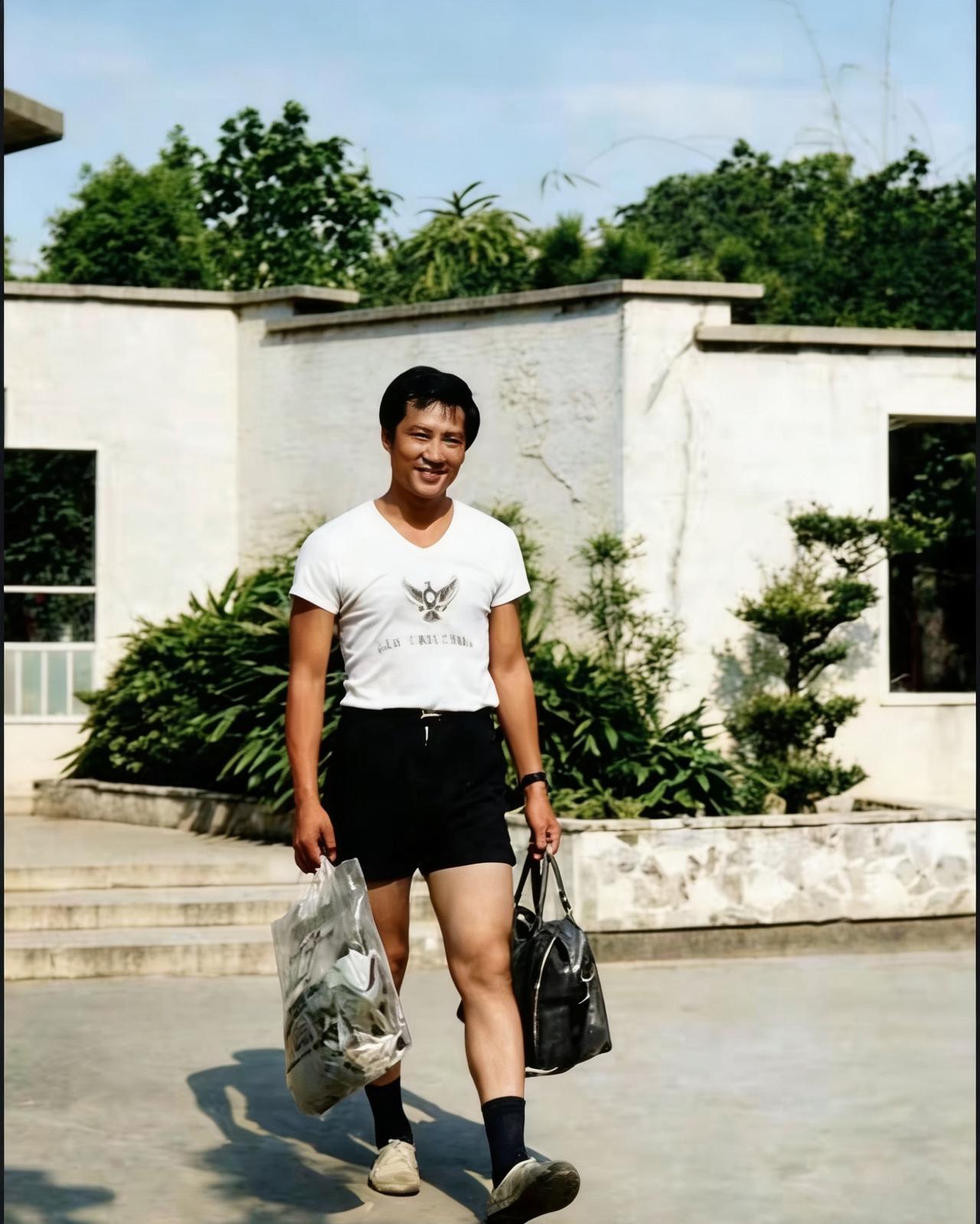 26岁的迟重瑞原来长这样，第一次看到他有头发的模样，头发还很浓密。年轻时期的