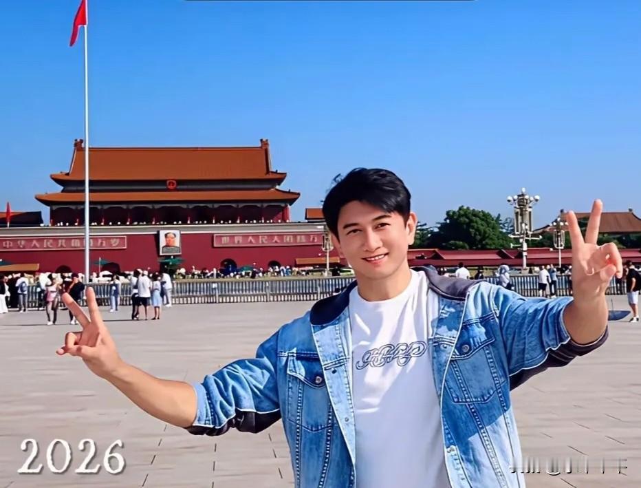 吴奇隆晒在天安门前庆国庆图，背景就是五星红旗。还回忆起，三十多年前“小虎队”在