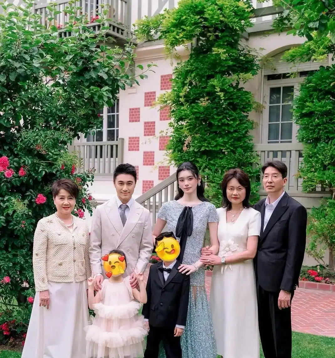 奚梦瑶分享一家四口爬山的照片，何猷君带着一双儿女出行。6岁儿子何广燊个子快要到何猷君肩膀，4岁女儿R
