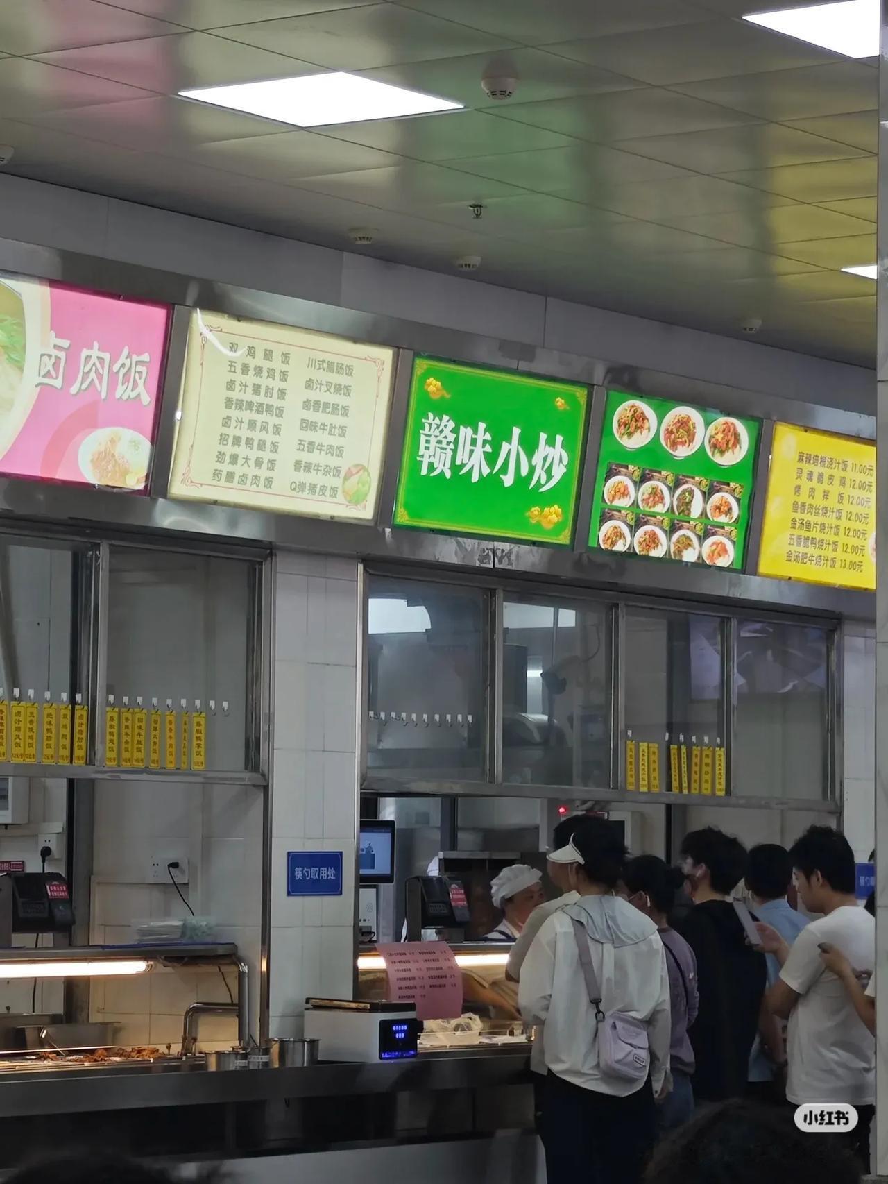 看来还是江西辣味有魅力！华科餐饮第一火店非新开的赣味小炒莫属，排队排到食堂外，有