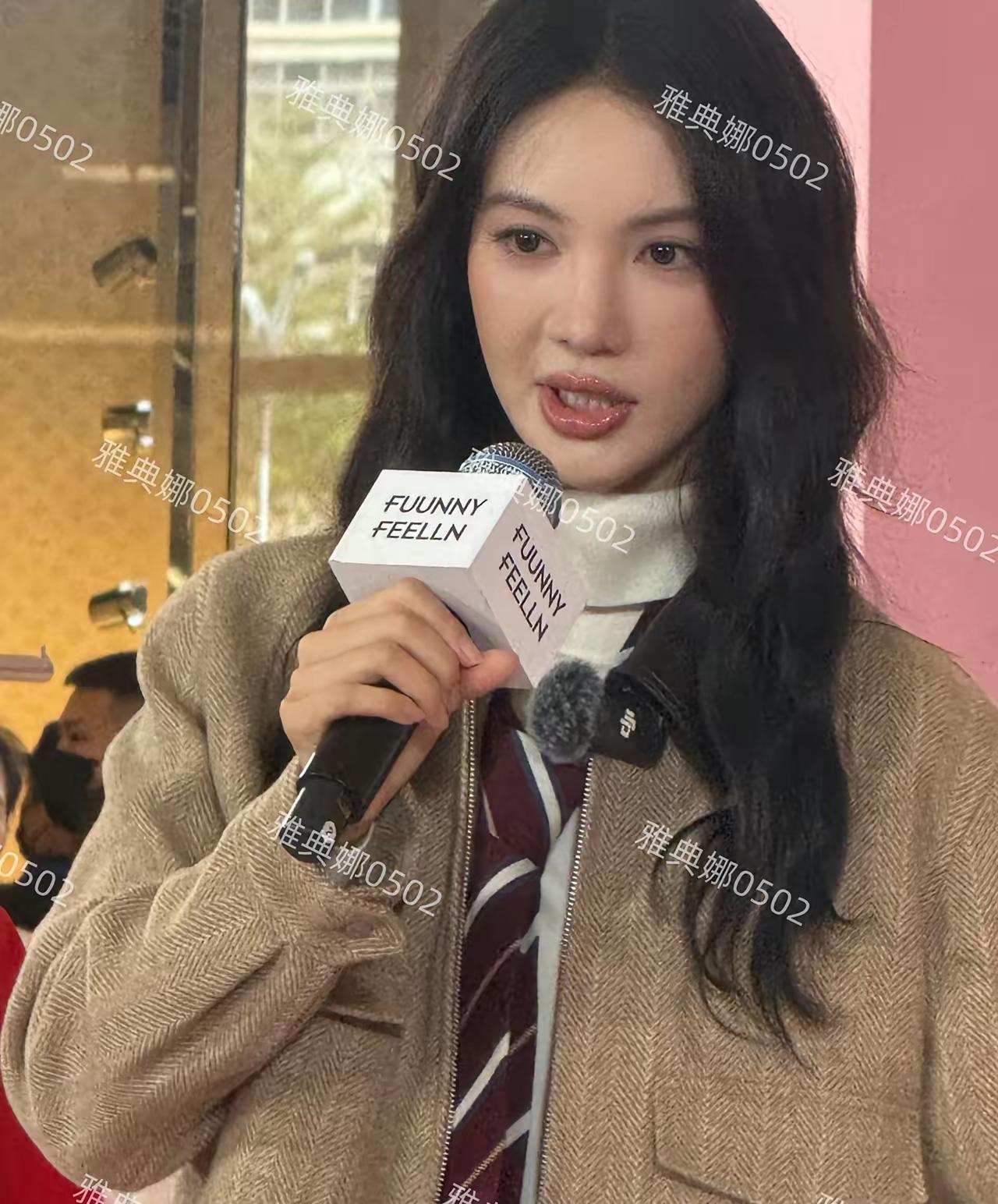 金晨的嘴唇肿了，还歪了，这到底是医美留下的后遗症，还是她自己特意整成“香肠嘴”的