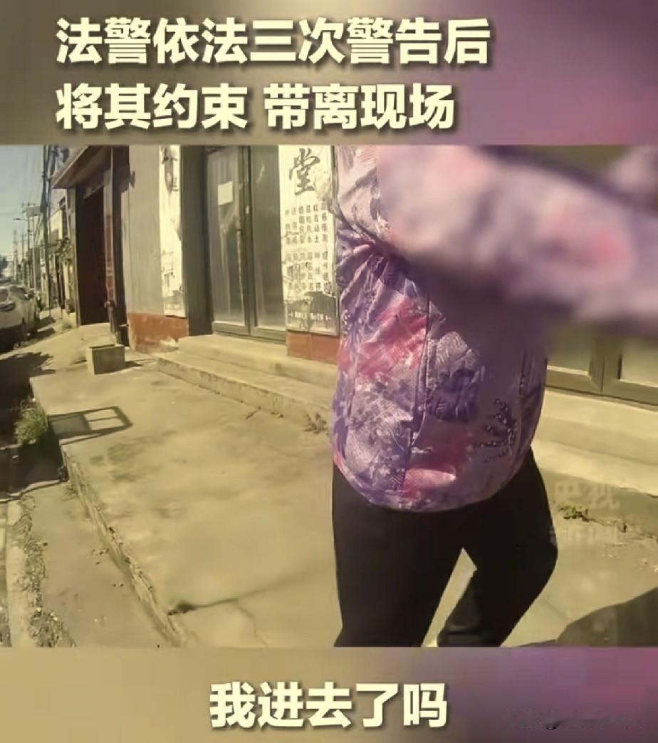 真丢脸啊！北京房山，一老太太在邻居家大门口，私自建了一个厕所，并且还将“污水”排