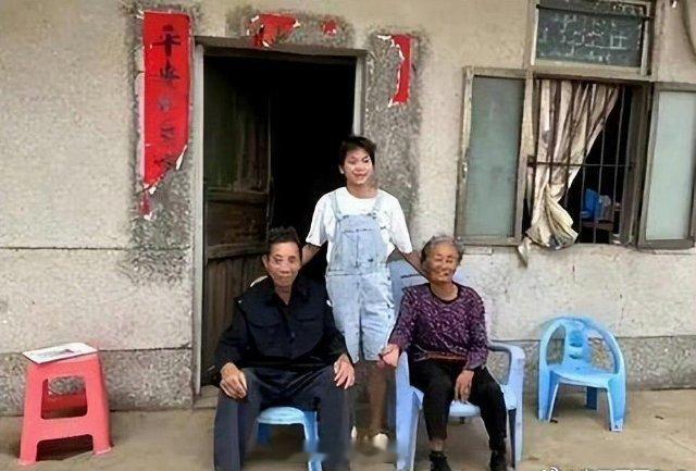 全网都在监工全红婵家盖新房全红婵成名之后，她的家人依旧在农村生活，所住的房子也始