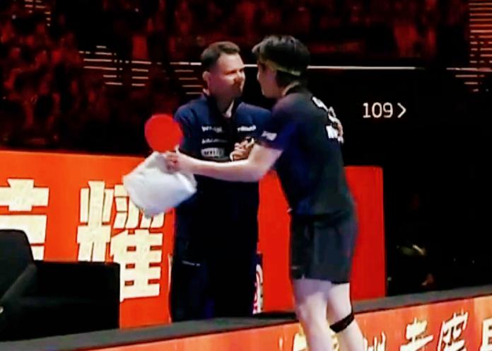 赛后，勒布伦教练一把拉住王楚钦，不让走了！两人聊了好一会儿。我猜他教练说：