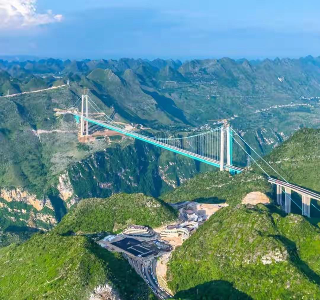 横竖都是世界第一的贵州花江峡谷特大桥。正月初一一天的时间就迎来了3万7千余游客，