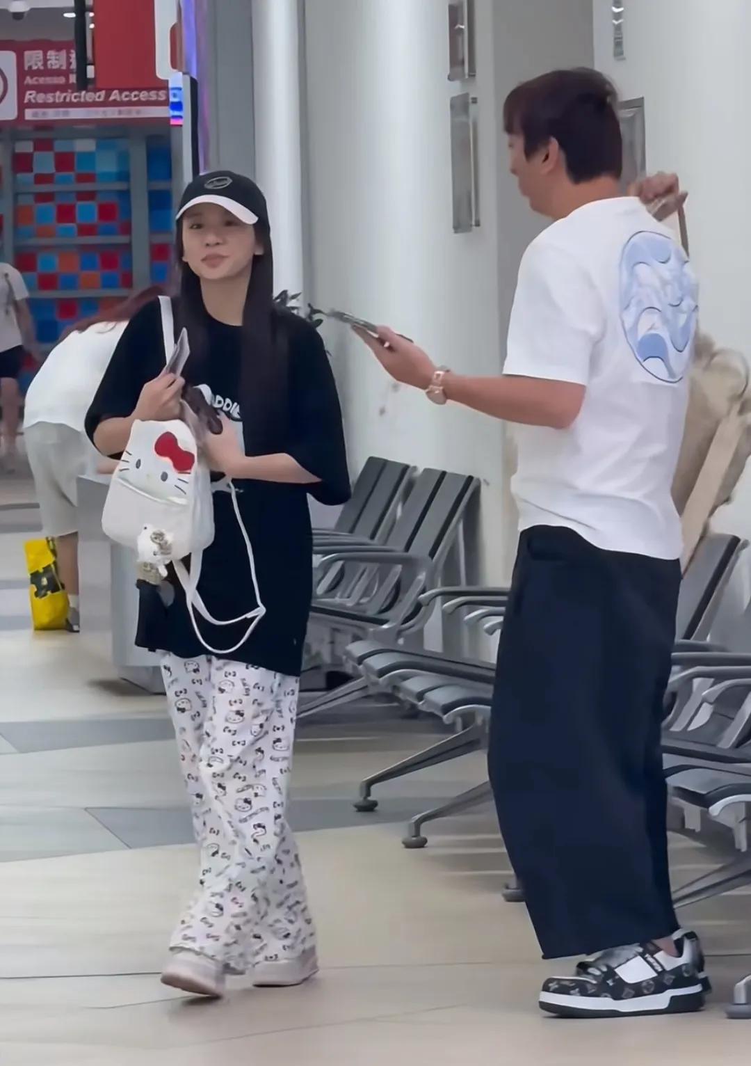 王思聪和一位美女现身澳门机场，他并不像网传的那样身材肥胖，看着还是挺瘦的，穿衣打
