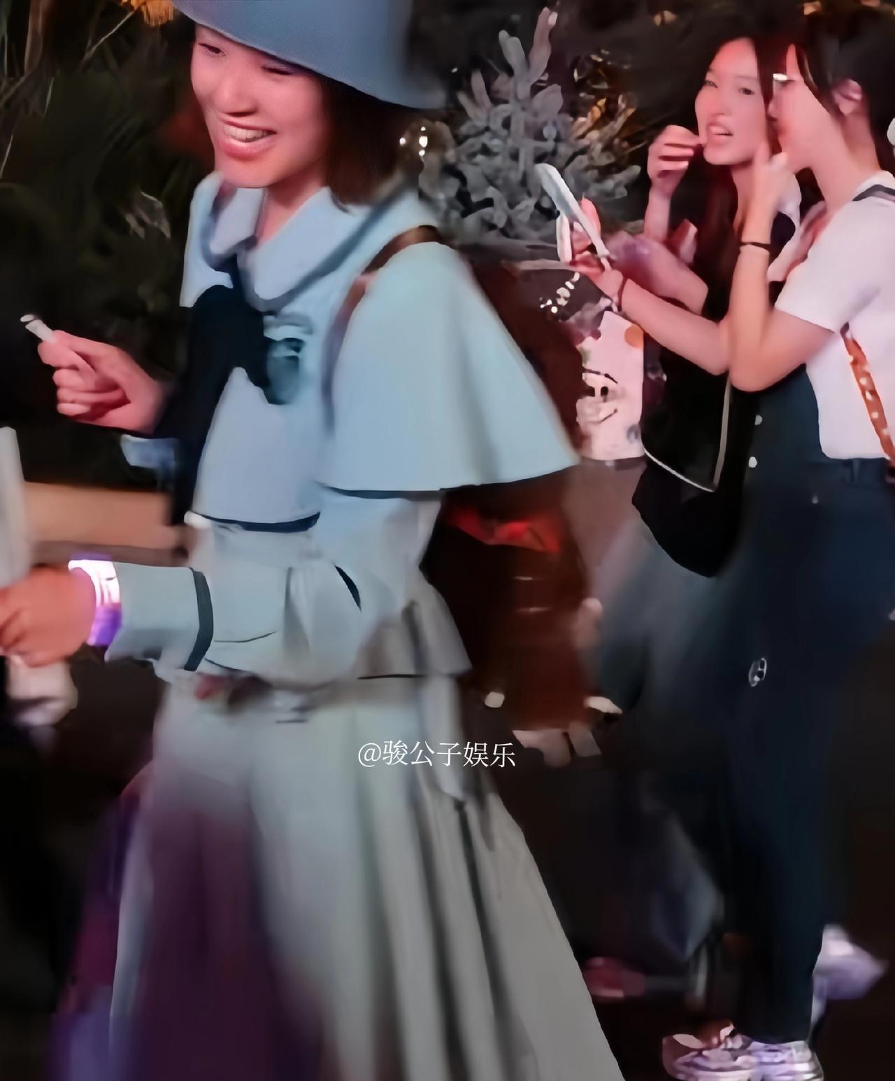 唐艺昕带女儿游环球影城，母女俩穿亲子装温馨有爱。