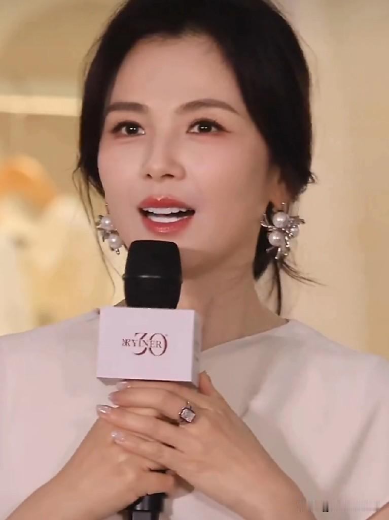 朋友私下见过刘涛她说我们都被镜头骗了，刘涛真人跟电视上完全不是一个样子，而且