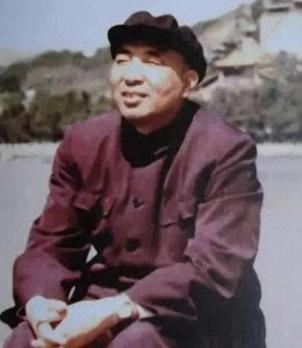 他冒着杀头的风险，悄悄放走61名共产党人，从此隐姓埋名无人知晓。谁也想不到，14