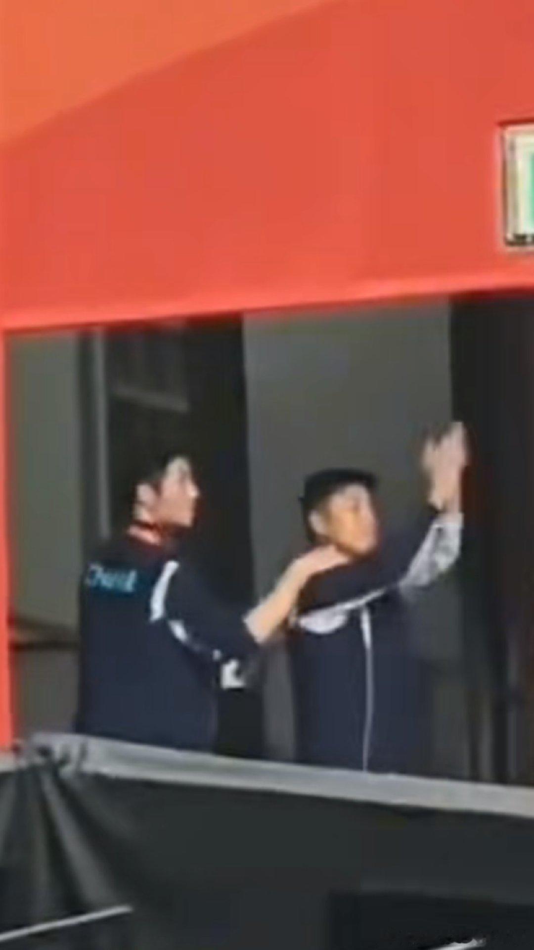 王励勤和王皓把男乒搞的乌烟瘴气，亚运会弃团保单，置国家和集体荣誉于不顾，难道他不需要担责吗？保不齐背