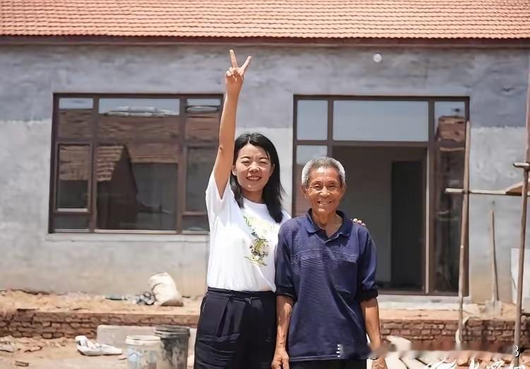 1989年，山东67岁老太路边捡到女婴，31岁光棍儿子捅捅她：“娘，留下她，咱自