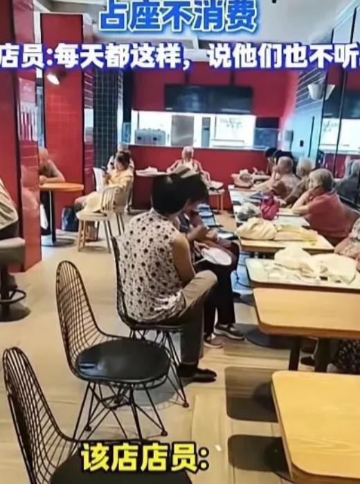 劝了不听，骂也不走，最后常州一家星巴克店员把空调关了，谁也别凉快！结果，大热天老