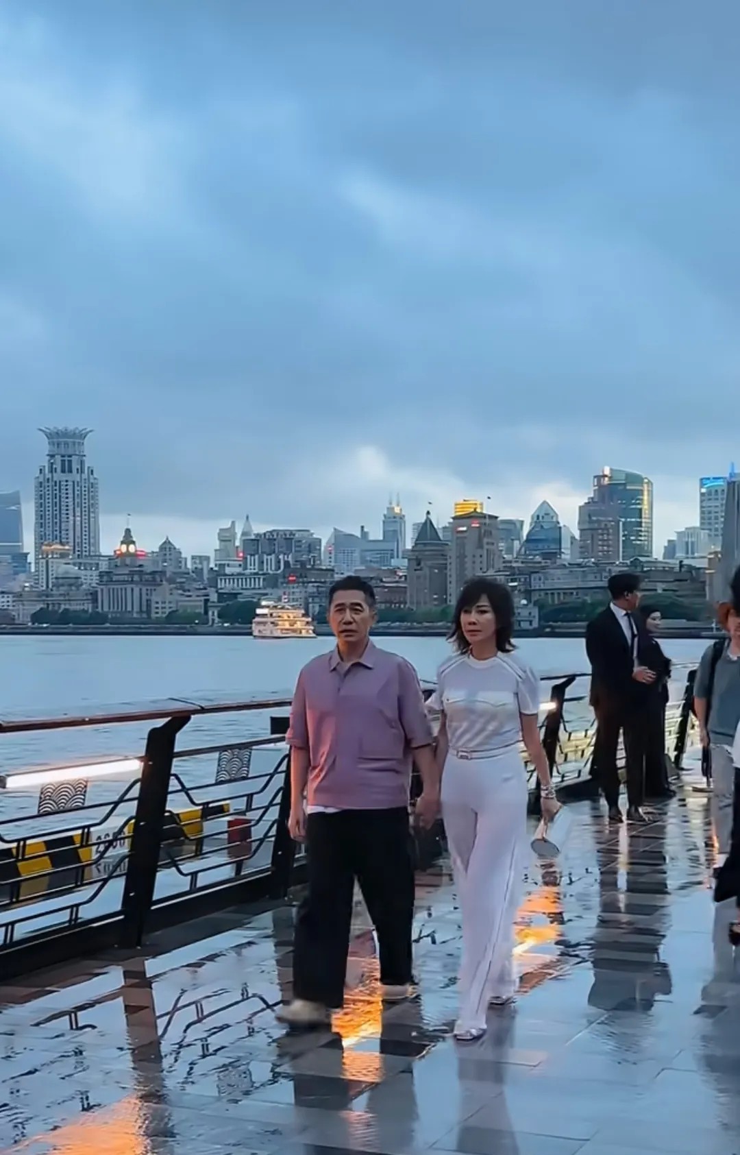 没有保镖，这两口子也就是个普通人！梁朝伟现在也成了小老头一个了，刘嘉玲打扮一下，